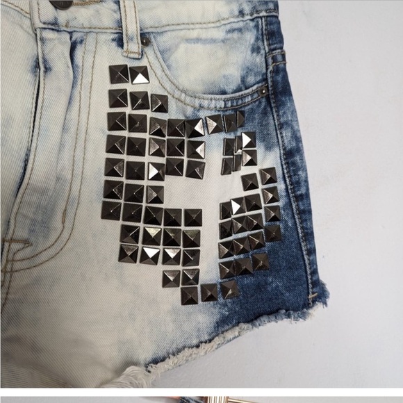 Urban Outfitters BDG Blue Bleached Cut Off Dree Shorts Studded High Rise Size 25 - Picture 2 of 3